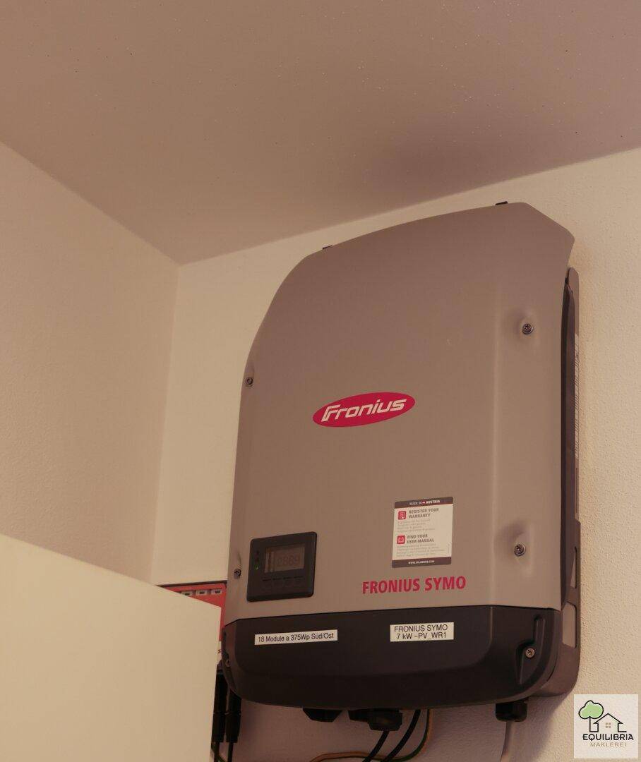 Technikraum mit Photovoltaik-Wechselrichter von Fronius an der Wand montiert.