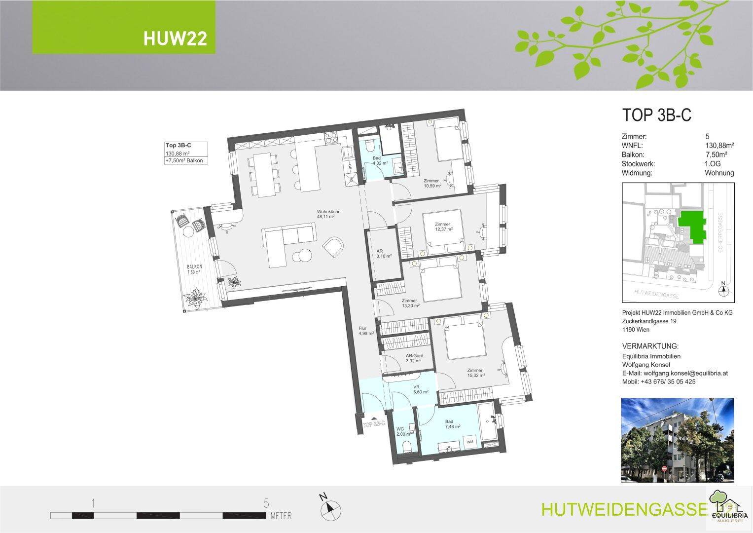 Grundriss einer Wohnung mit offenem Wohn-Essbereich, vier Schlafzimmern, zwei Bädern und einem Balkon.