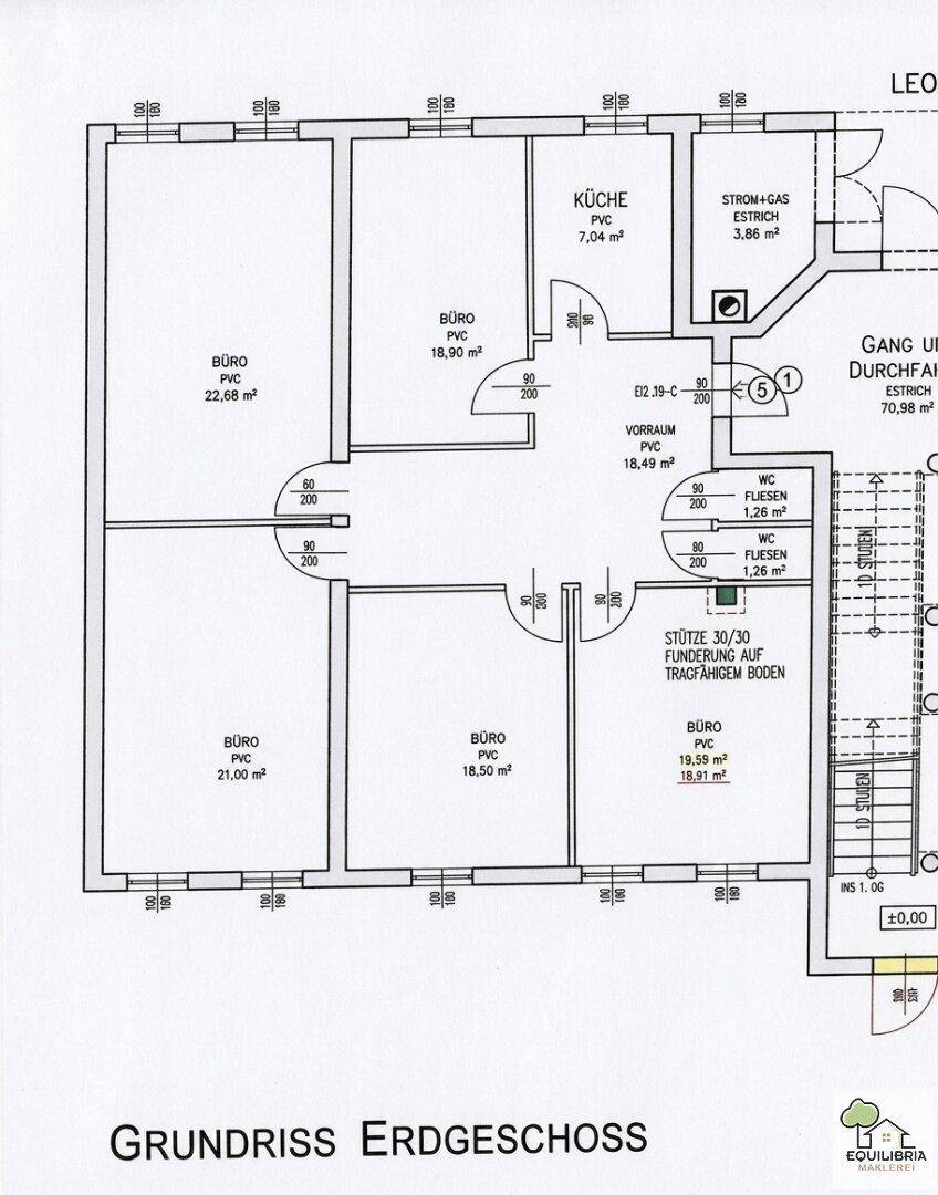 Grundriss des Erdgeschosses mit mehreren Büroräumen, einer Küche und zwei Toiletten. Zeigt die Aufteilung der Gewerbefläche.