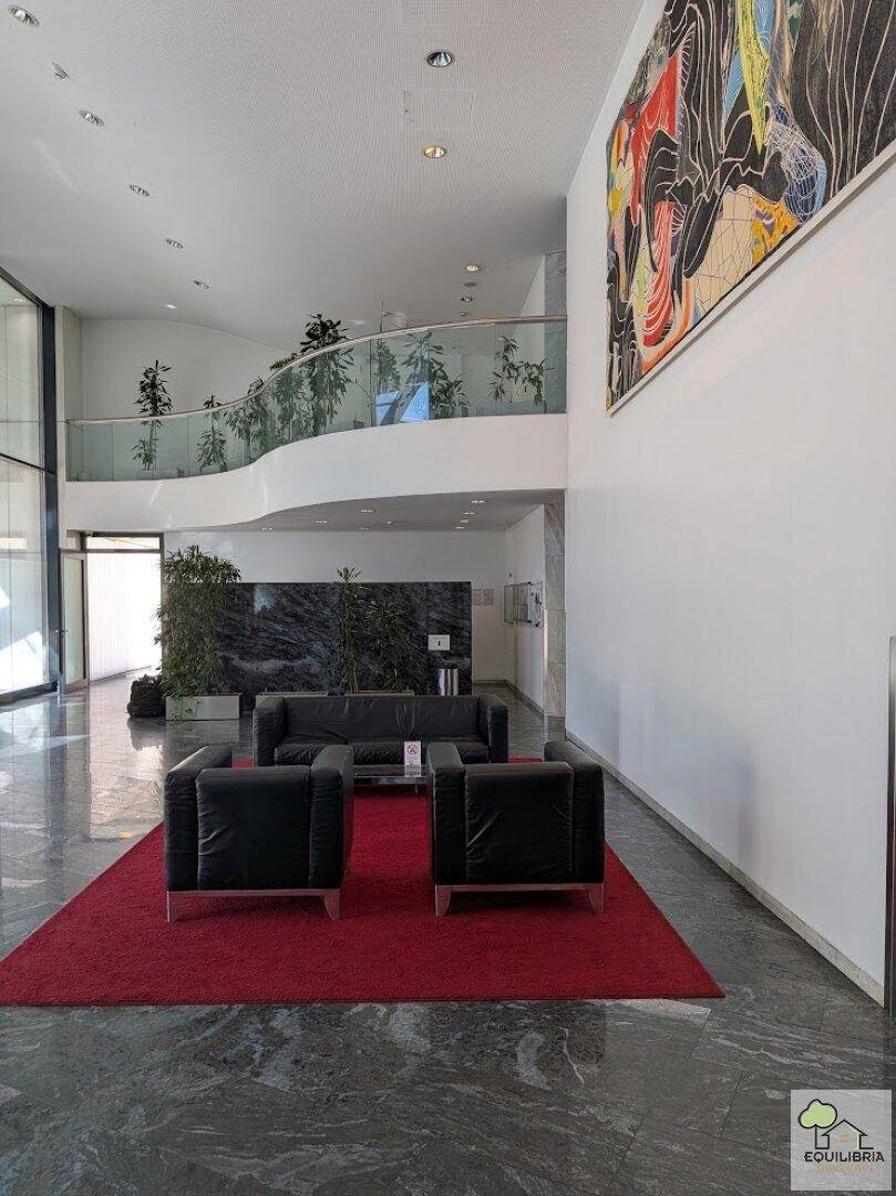 Elegante Lobby mit Marmorboden, Ledersofas und moderner Kunst an der Wand.