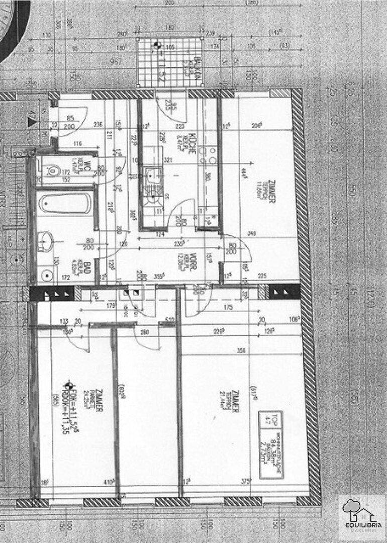 Grundriss einer Wohnung mit mehreren Zimmern, Bad und Küche.