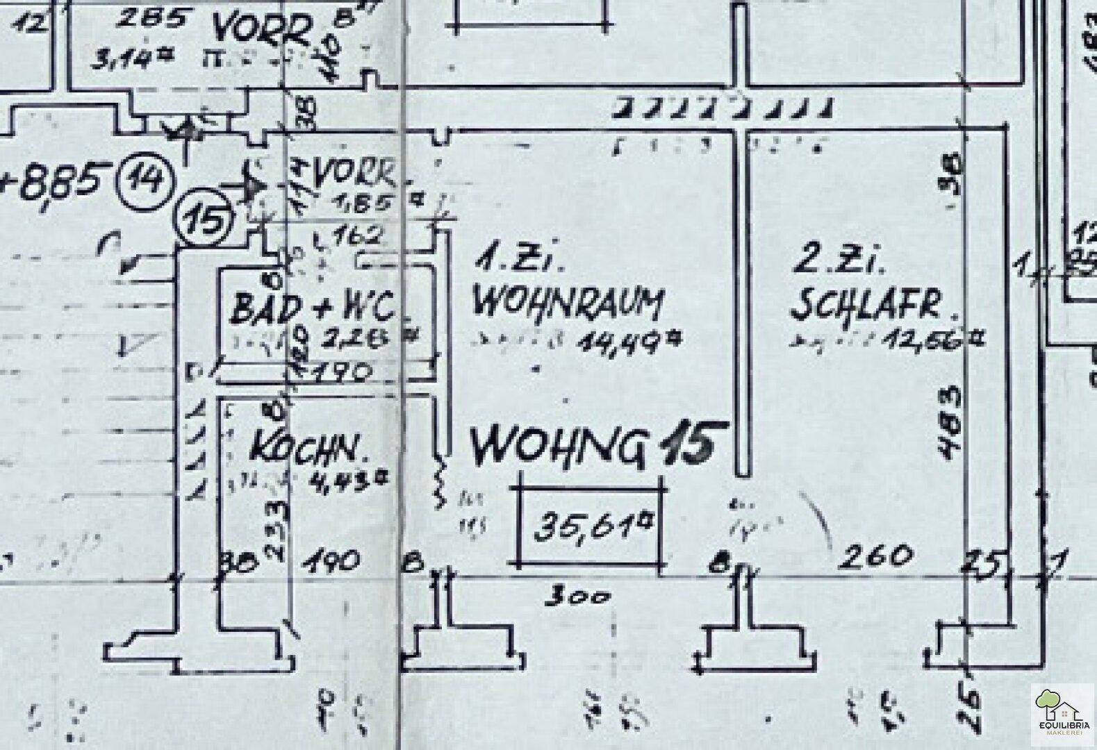 Grundriss der Wohnung 15 mit separatem Bad, Küche, Wohnraum und Schlafzimmer, inklusive Maßen.