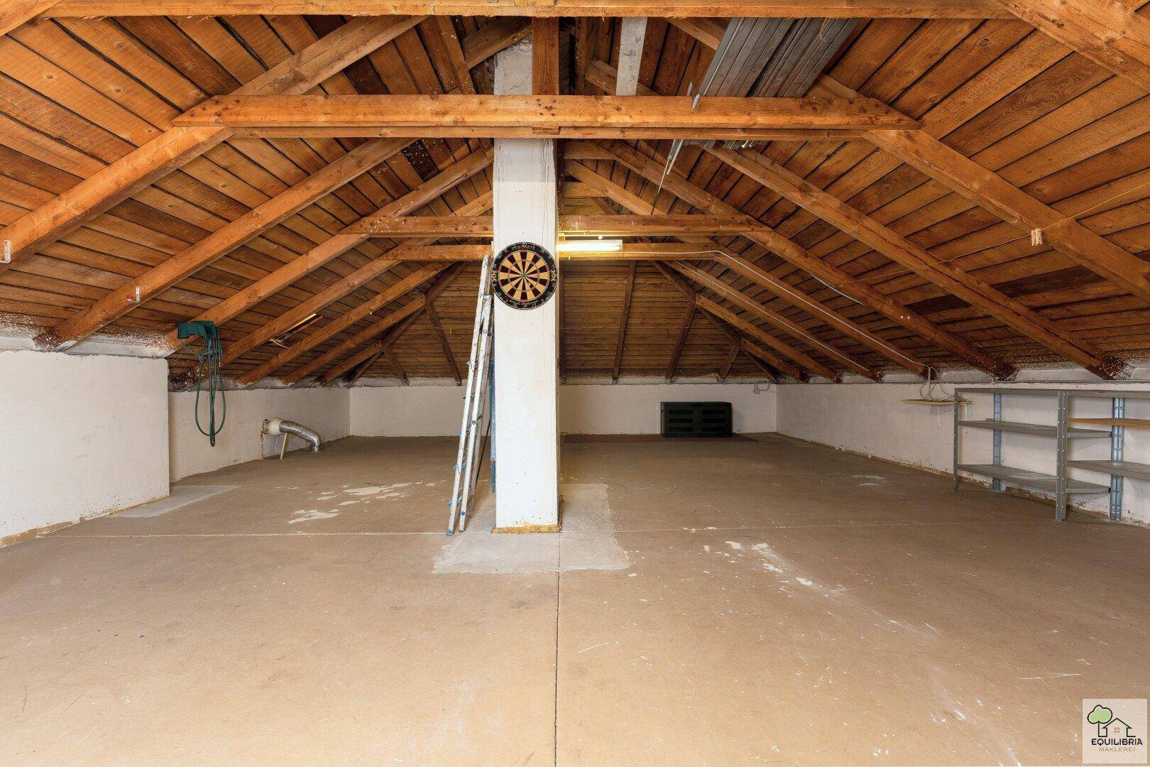 Großer Dachboden mit offener Holzkonstruktion und viel Potenzial für Ausbau.