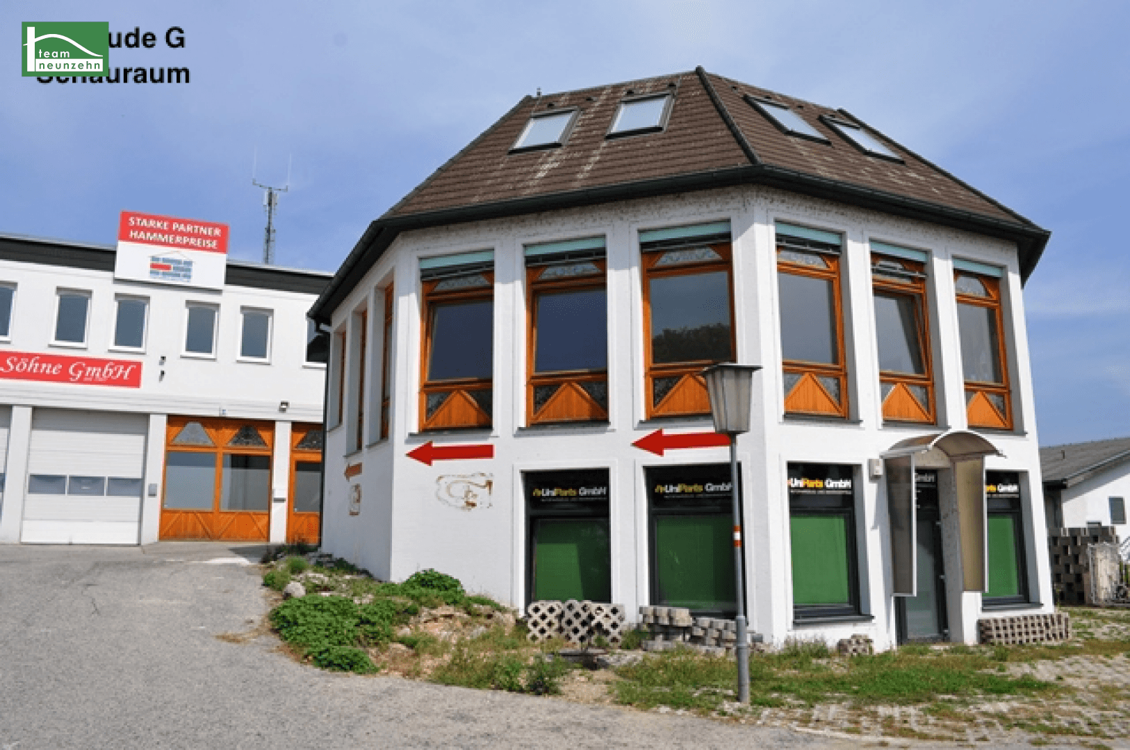 Eckgebäude mit vielen Fenstern und markanter Architektur, Teil eines Gewerbekomplexes.