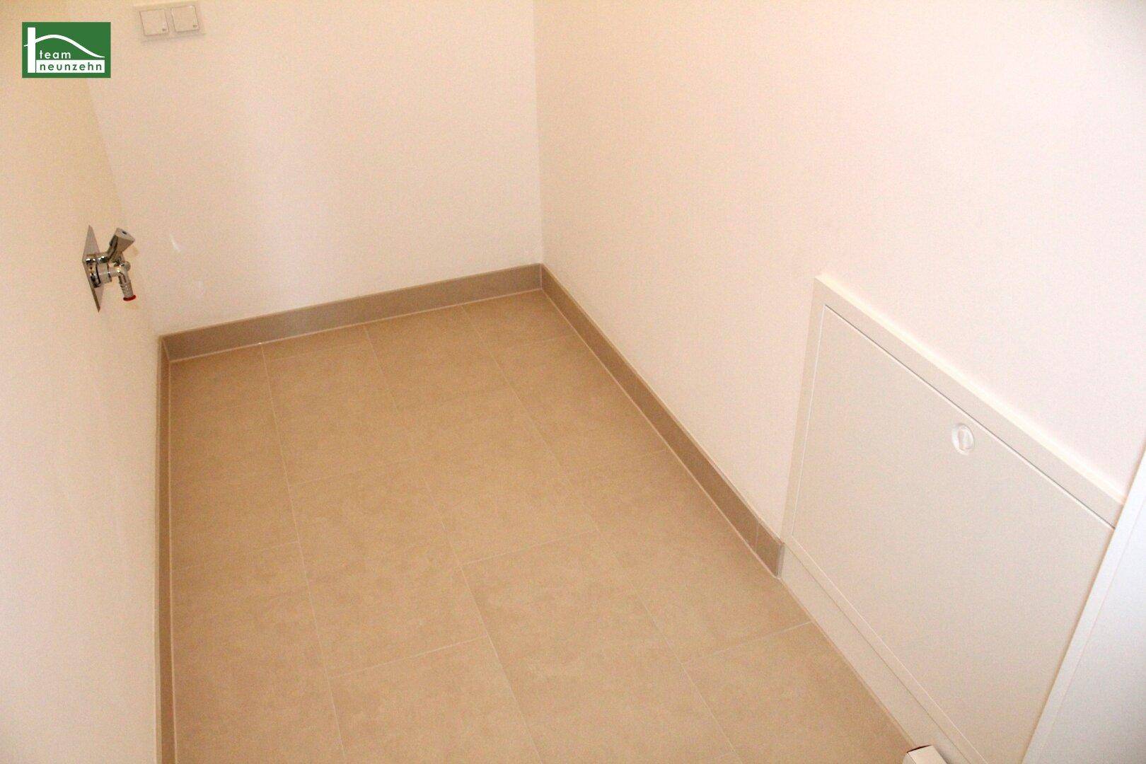Praktischer Hauswirtschaftsraum mit Fliesenboden und Anschluss für Waschmaschine.
