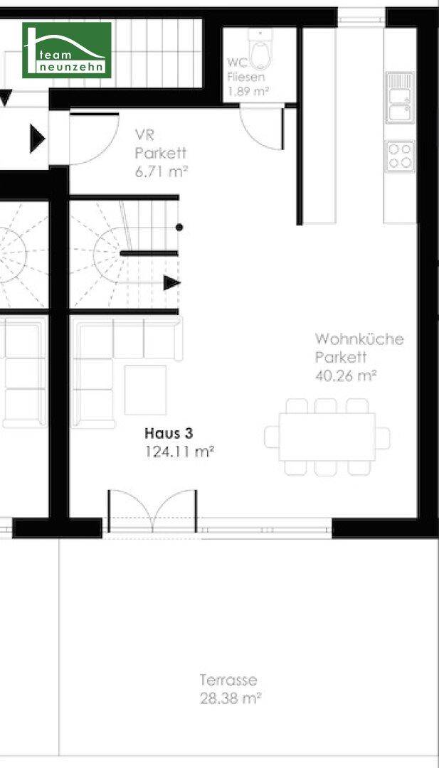 Grundriss des Erdgeschosses mit offener Wohnküche, Gäste-WC und großer Terrasse.