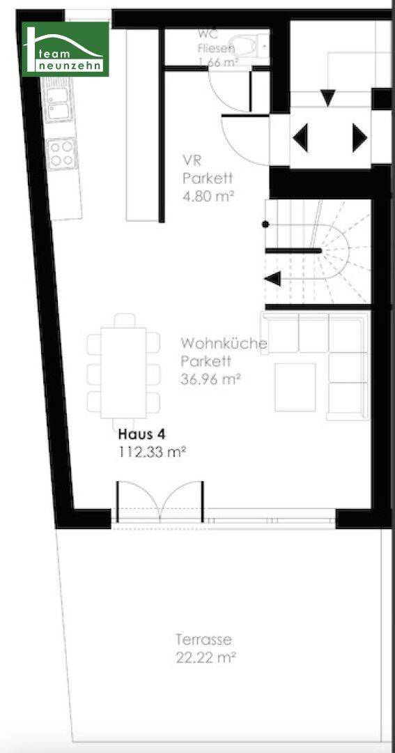 Grundriss des Erdgeschosses mit offener Wohnküche, Gäste-WC und großer Terrasse.