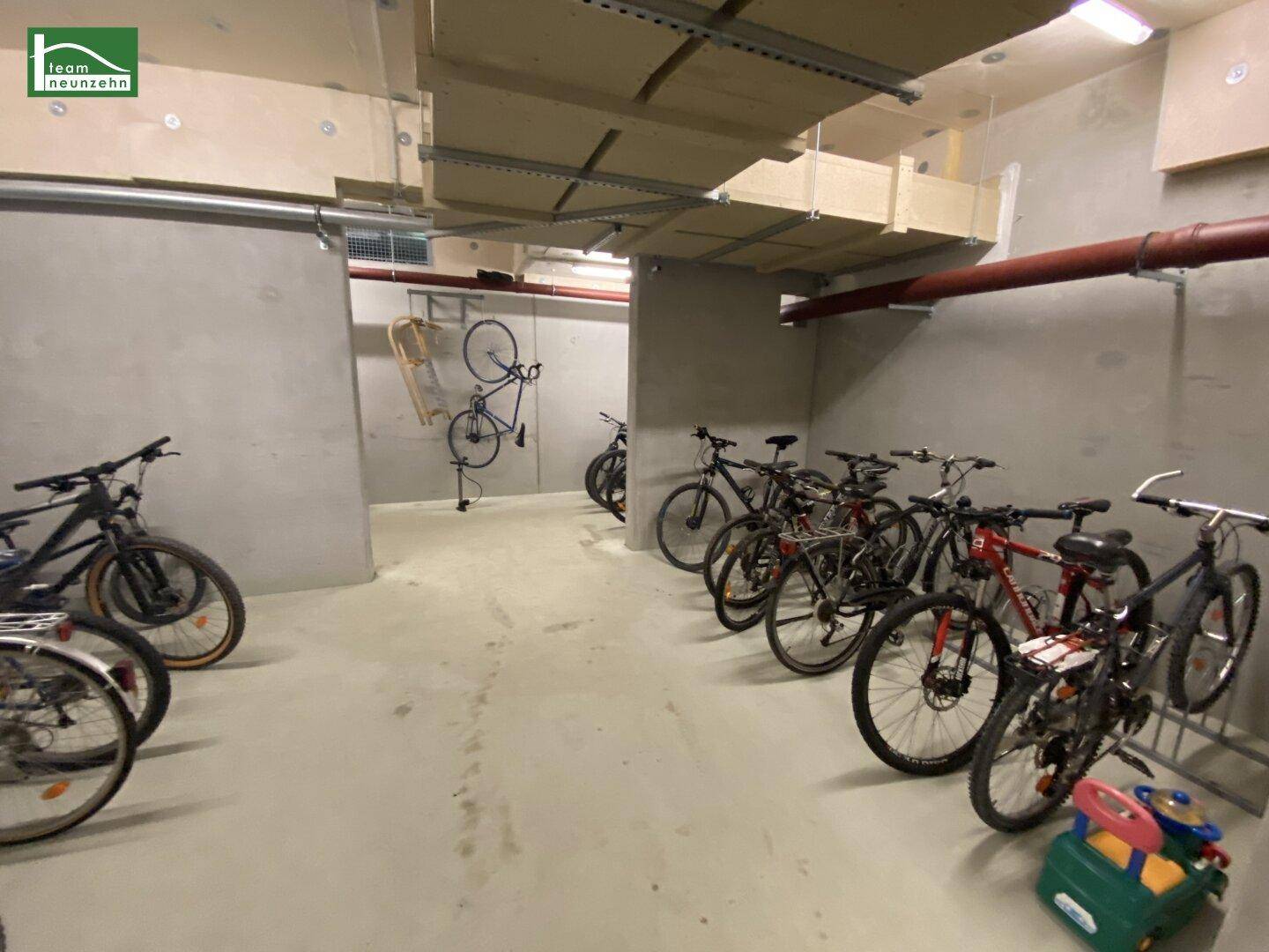 Fahrradraum im Untergeschoss mit ausreichend Platz für mehrere Fahrräder.