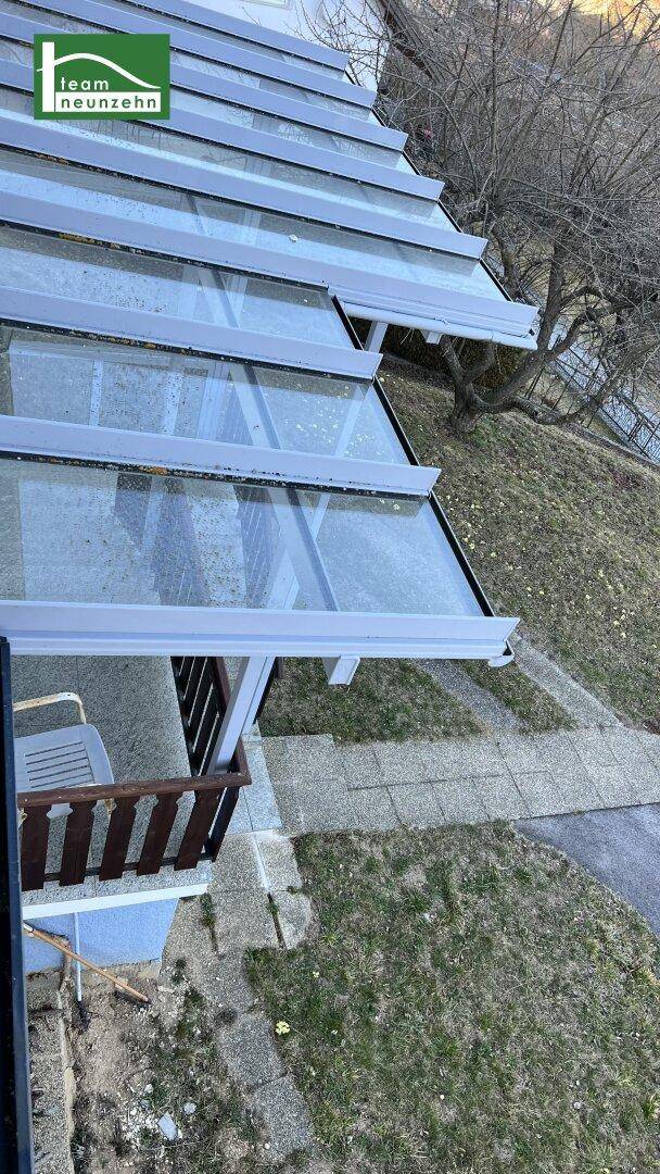 Dachkonstruktion über einem Außenbereich, bietet Schutz vor Witterungseinflüssen.