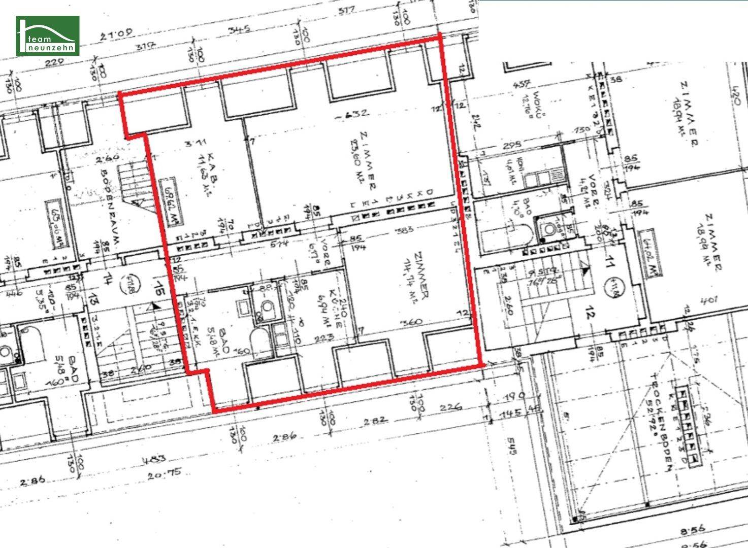 Grundrissplan des Dachgeschosses mit rot markiertem Bereich und detaillierter Raumaufteilung.