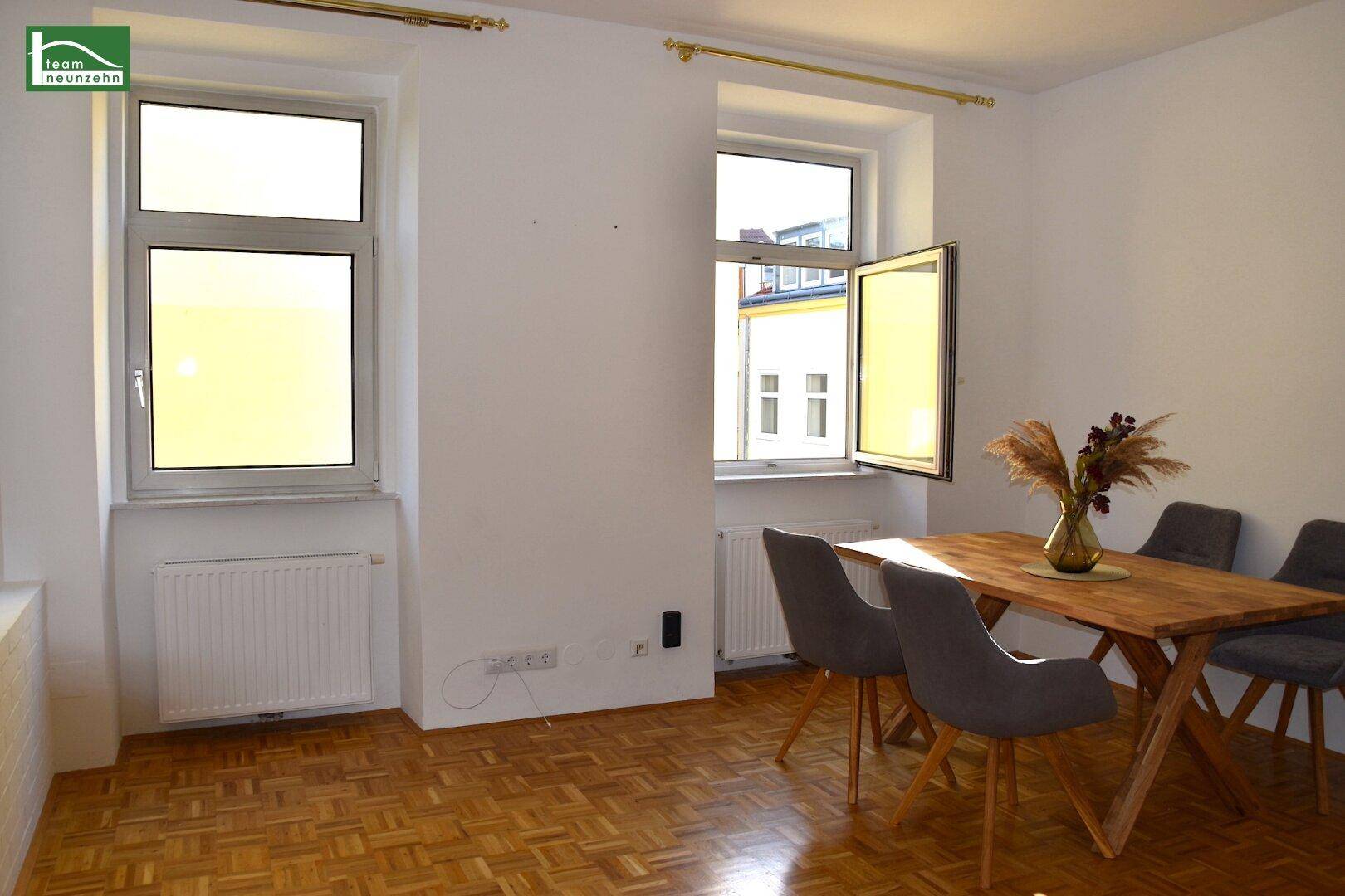 Heller Essbereich mit Holztisch, modernen Stühlen und Parkettboden, ideal für gemeinsame Mahlzeiten.