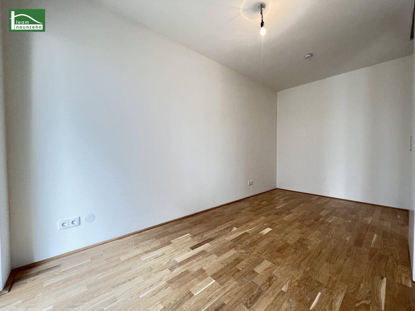 Leerer Raum mit Holzboden und weißen Wänden, ideal als Schlafzimmer oder Arbeitszimmer nutzbar.