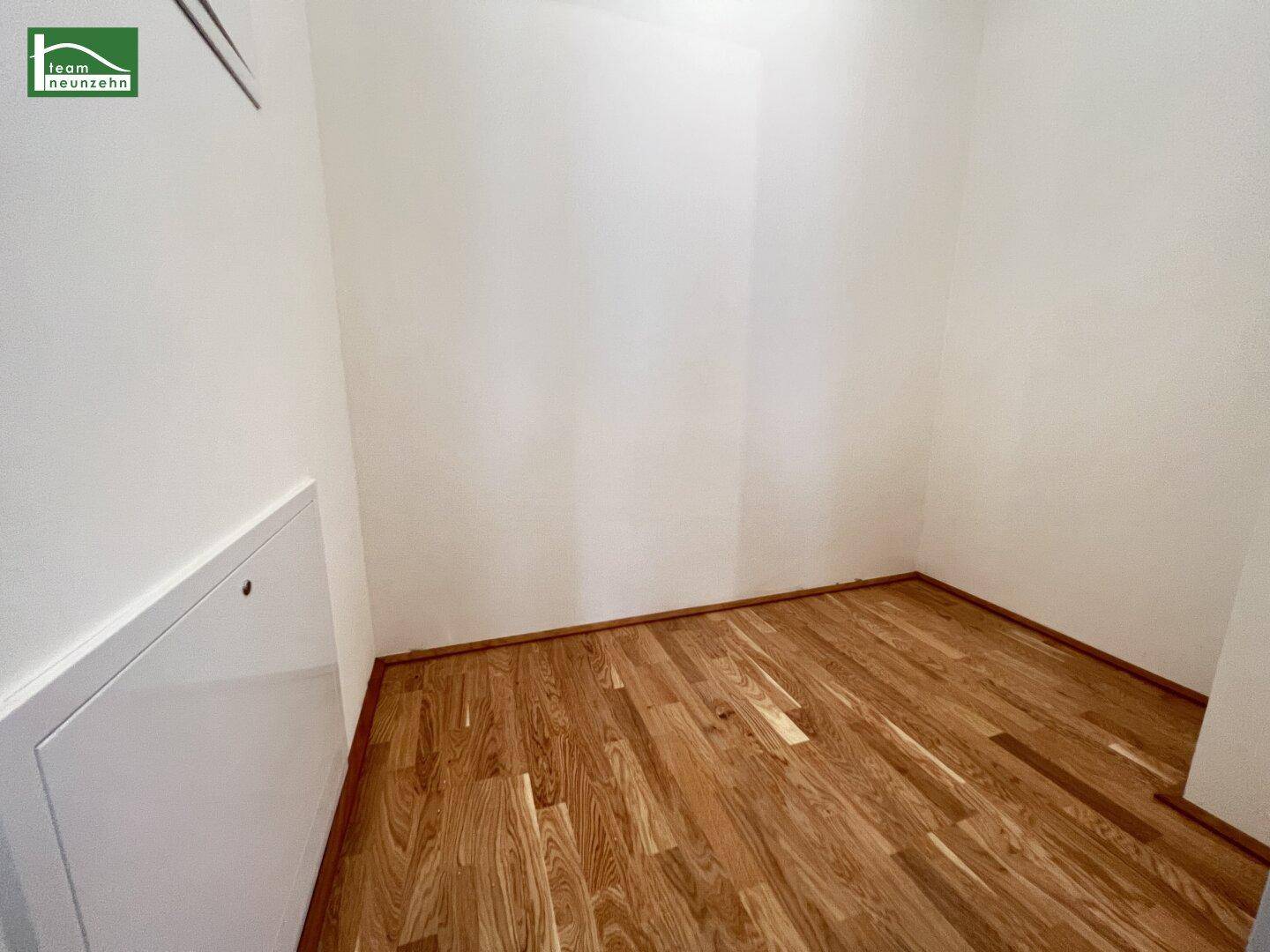 Kleiner Abstellraum mit Holzboden und weißen Wänden, ideal für zusätzlichen Stauraum.