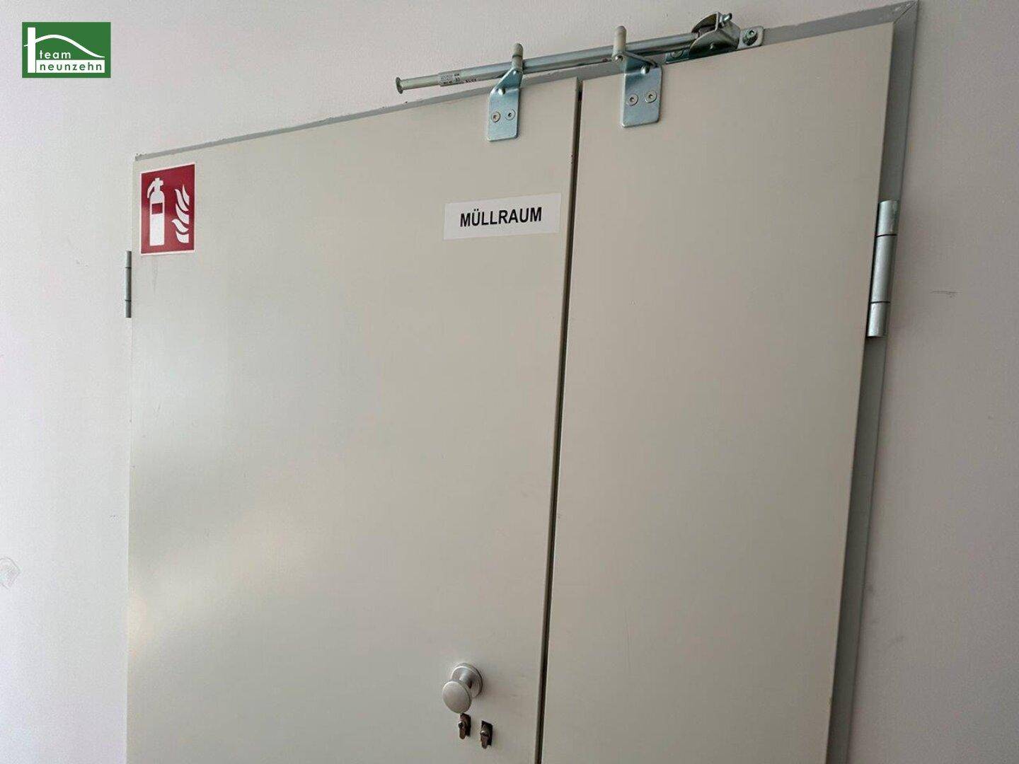 Tür eines Müllraums mit deutlicher Beschriftung und Brandschutzsymbol.