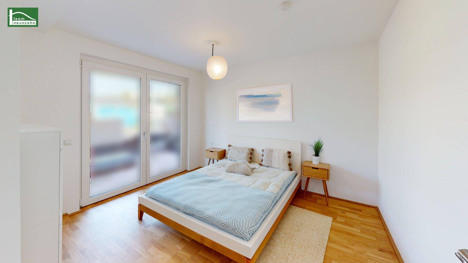 Helles Schlafzimmer mit Doppelbett, Nachttischen und großem Fenster mit Zugang zum Außenbereich.
