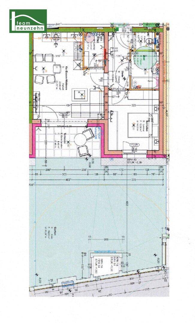 Grundriss einer Wohnung mit angrenzendem Grundstücksplan.