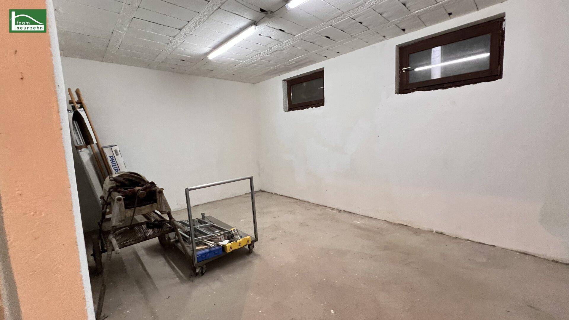 Leerer Kellerraum mit kleinen Fenstern, Betonboden und -decke, bereit zur Nutzung.