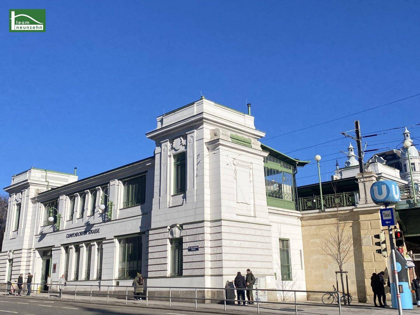 Historisches Gebäude einer U-Bahn-Station an der Gumpendorfer Straße unter blauem Himmel.