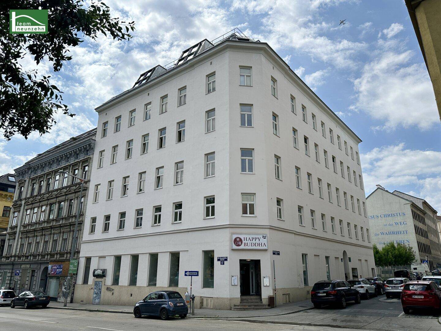 Attraktives Eckgebäude in der Stadt mit mehreren Etagen und Geschäften im Erdgeschoss.