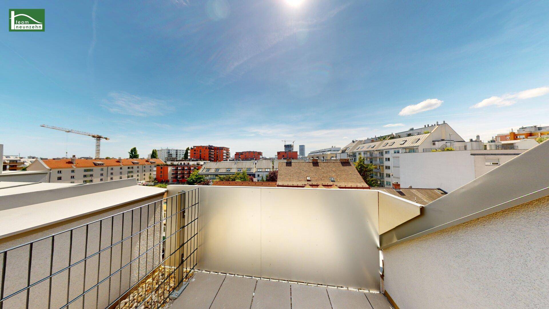 Sonniger Balkon mit Stadtblick und moderner Brüstung, ideal für entspannte Stunden im Freien.
