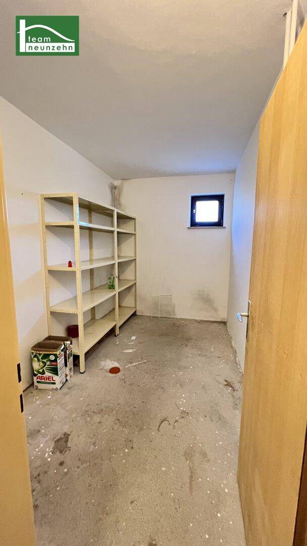Einfacher Abstellraum mit Regalen und Betonboden, ideal für Lagerzwecke.