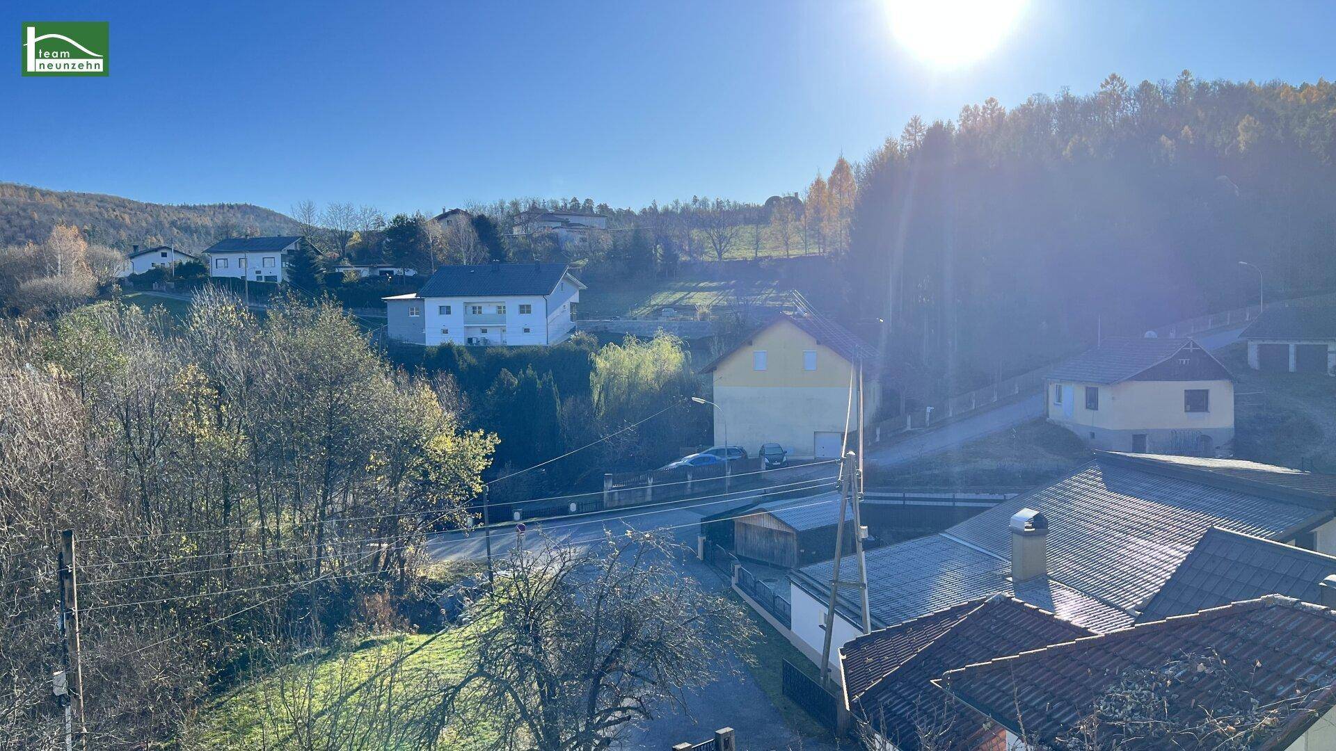 Panoramablick auf die umliegende Wohngegend und die hügelige Landschaft.