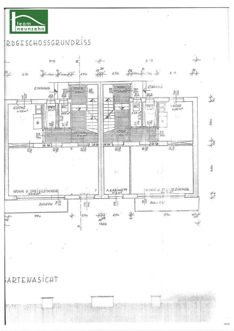Grundriss des Erdgeschosses mit Wohn- und Esszimmer, Küche und Balkonzugang.