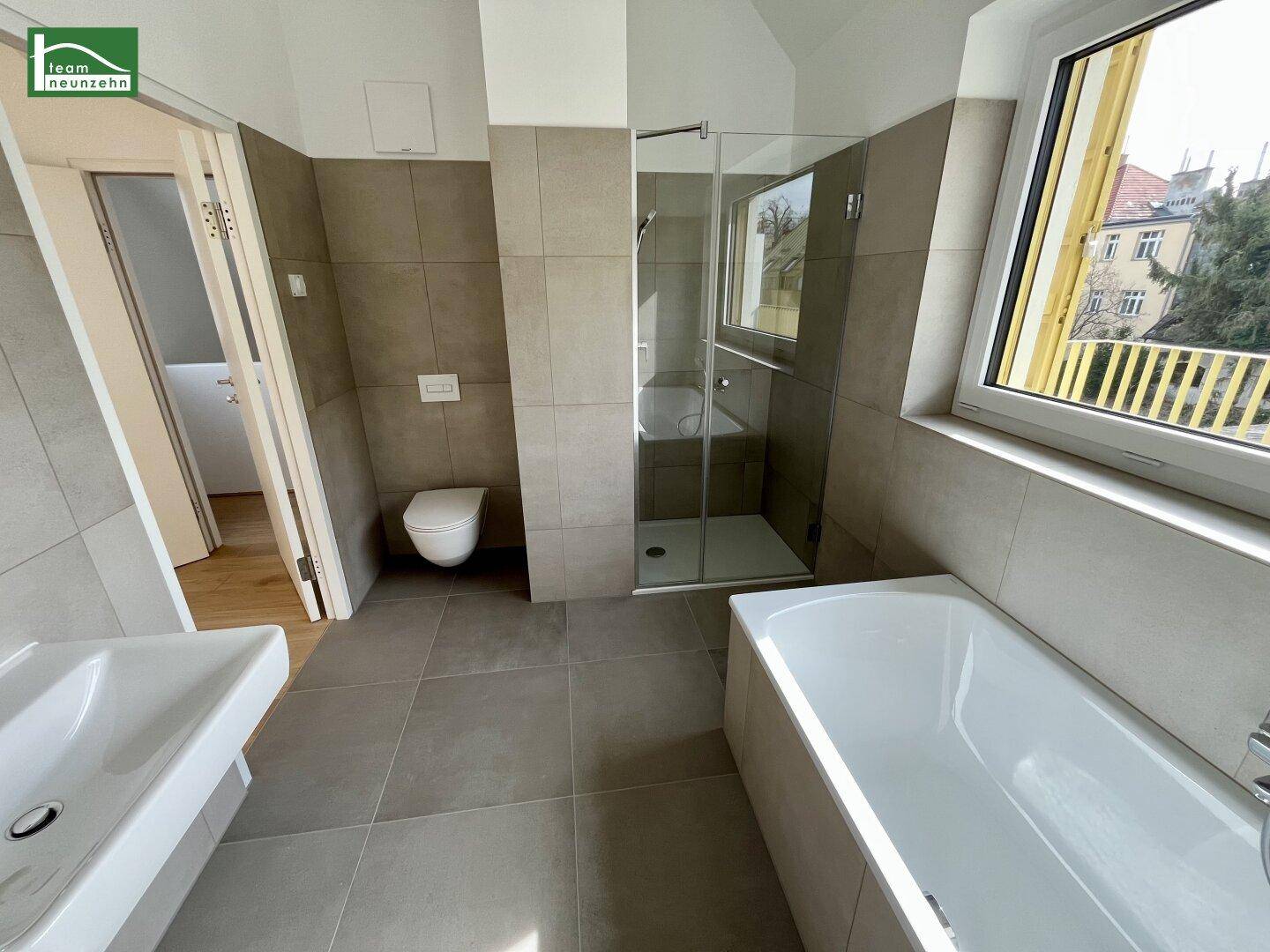 Geräumiges Badezimmer mit Badewanne, Dusche, WC und Einzelwaschbecken.