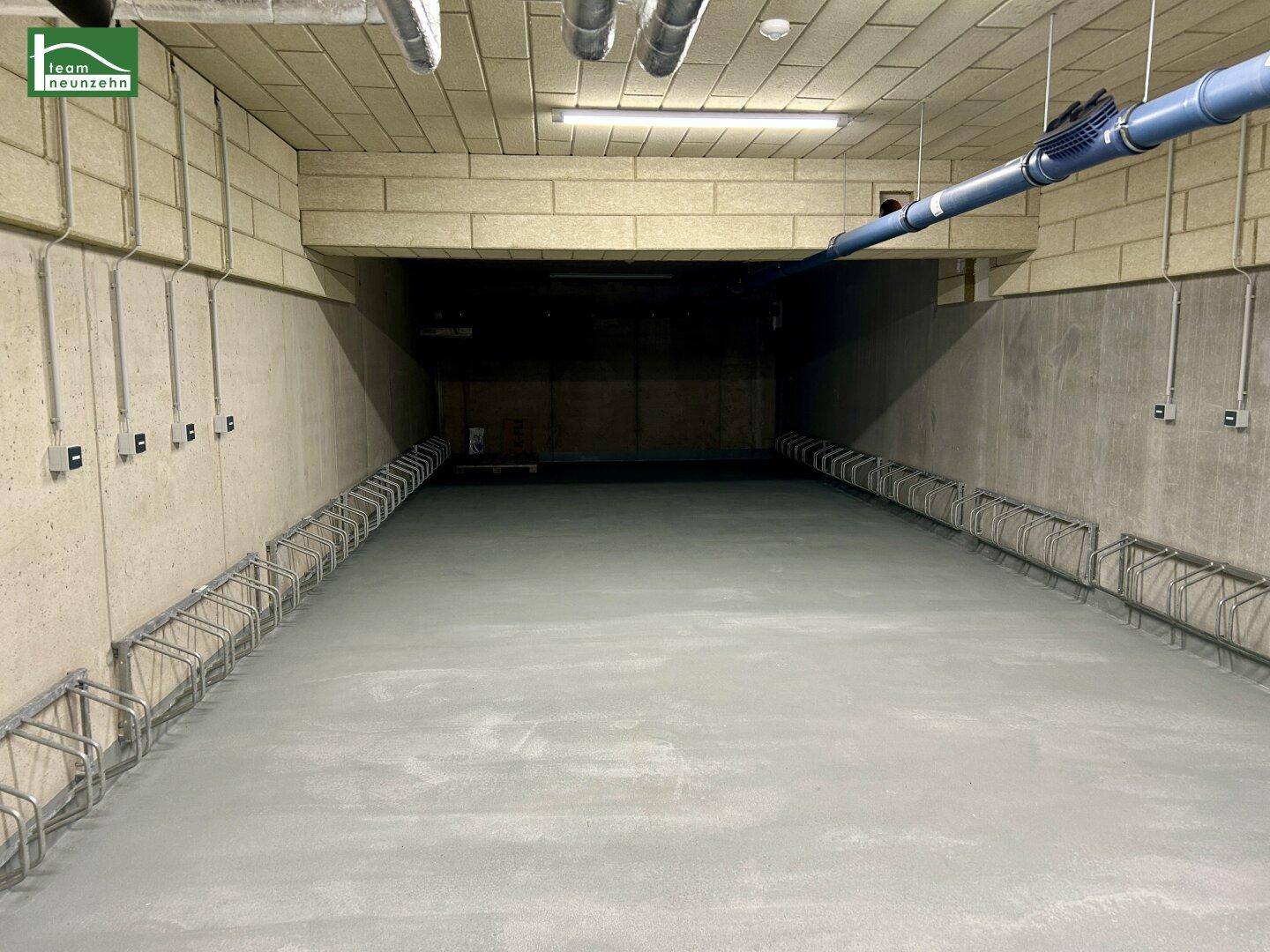 Großer Fahrradraum in der Tiefgarage mit zahlreichen Abstellmöglichkeiten, gut beleuchtet.