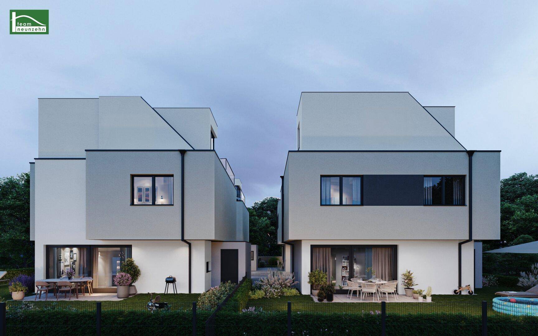 Rückansicht der modernen Doppelhäuser mit privaten Gärten und Terrassen bei Abenddämmerung.