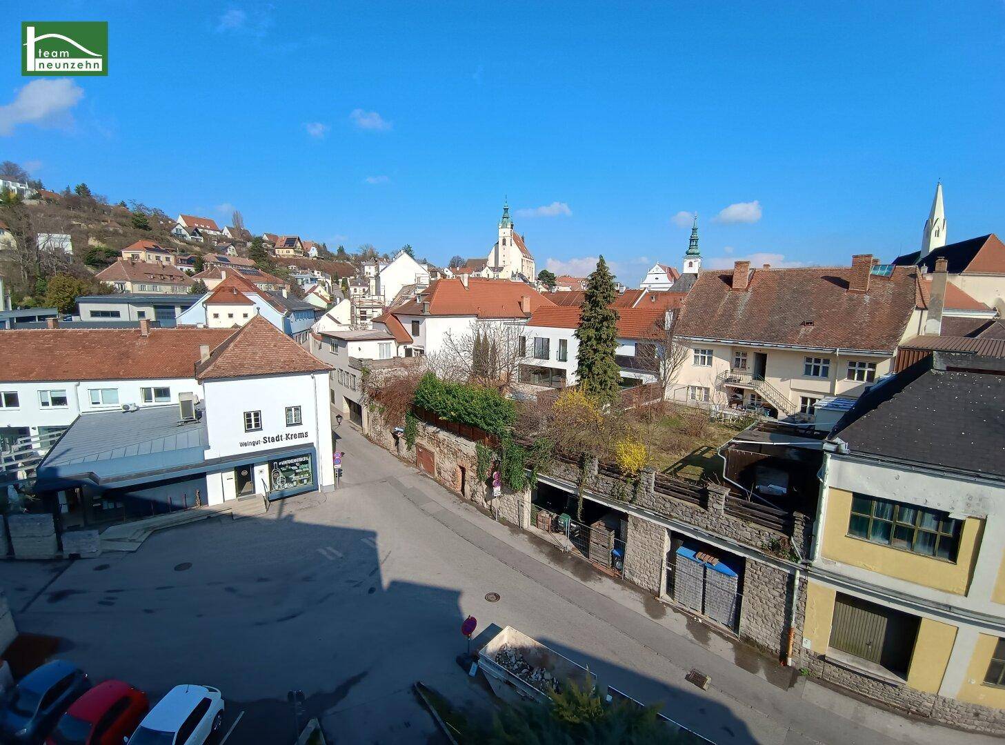 Panoramablick über eine charmante Stadt mit historischen Gebäuden und Kirche.