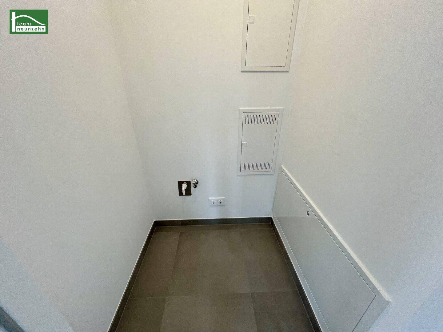 Praktischer Hauswirtschaftsraum mit Anschlüssen für Waschmaschine und Trockner.