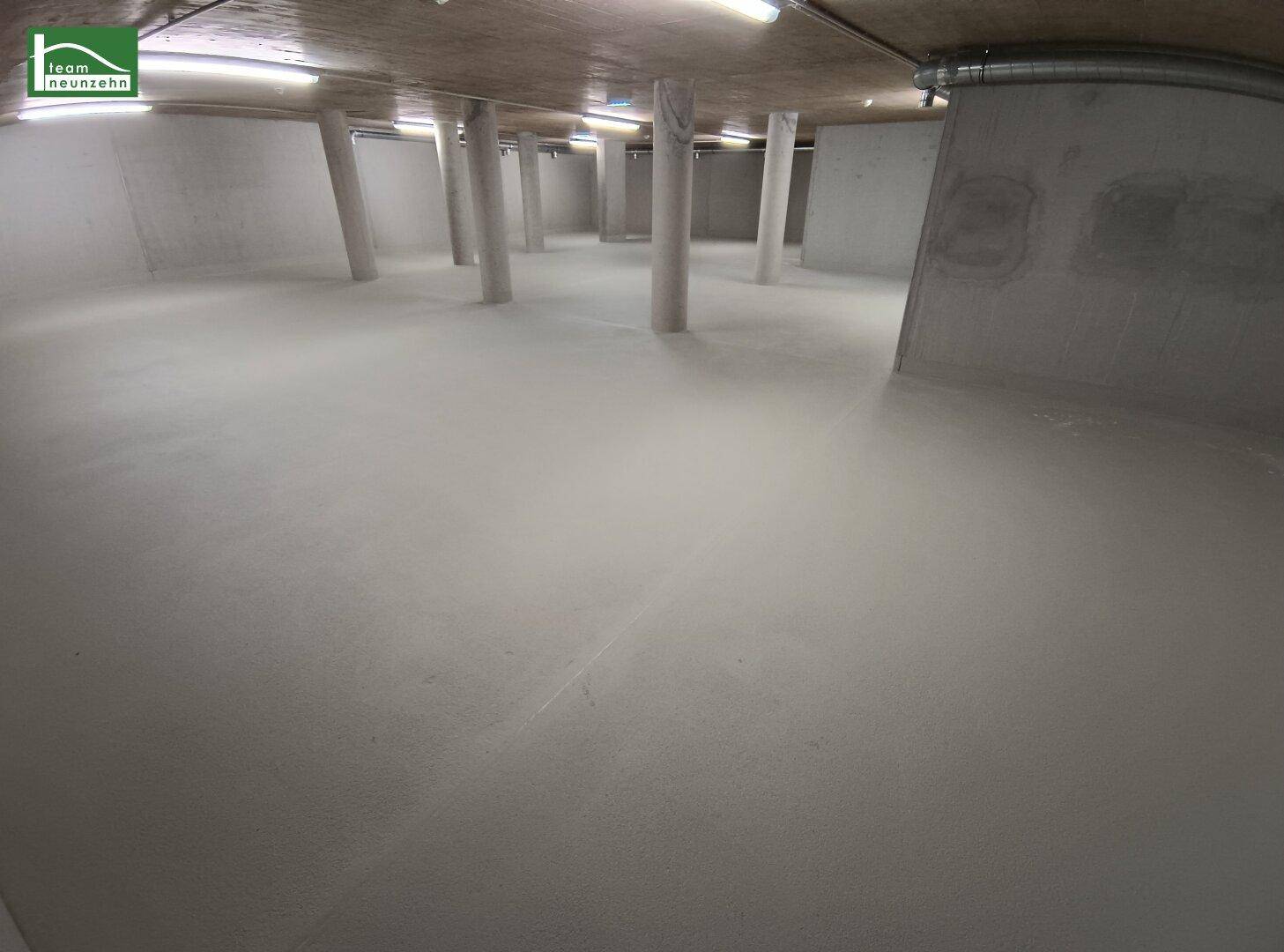 Großer, sauberer Kellerraum mit Betonwänden und -säulen, bereit zur Nutzung als Lager.