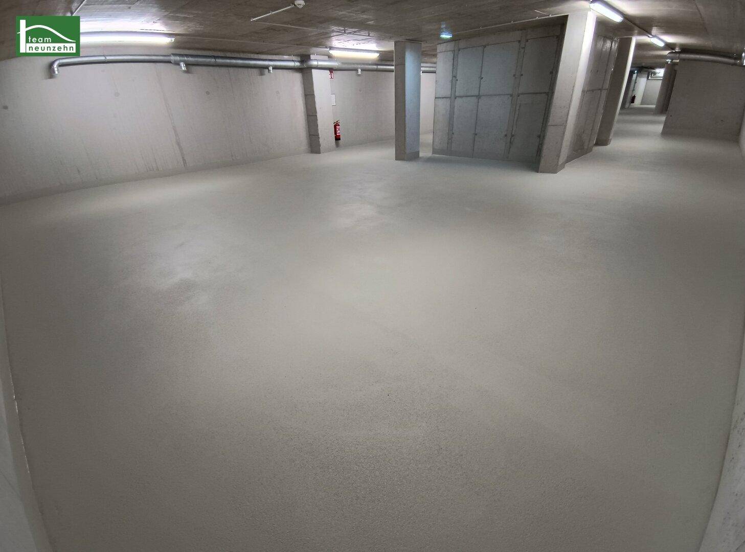 Heller und sauberer Untergeschossraum mit robustem Betonboden und funktionaler Beleuchtung.