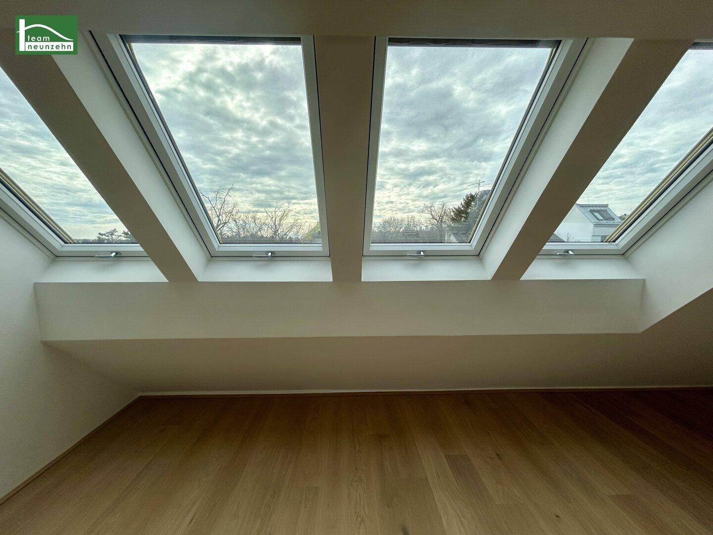 Dachfenster bieten viel natürliches Licht in diesem hellen Innenraum.