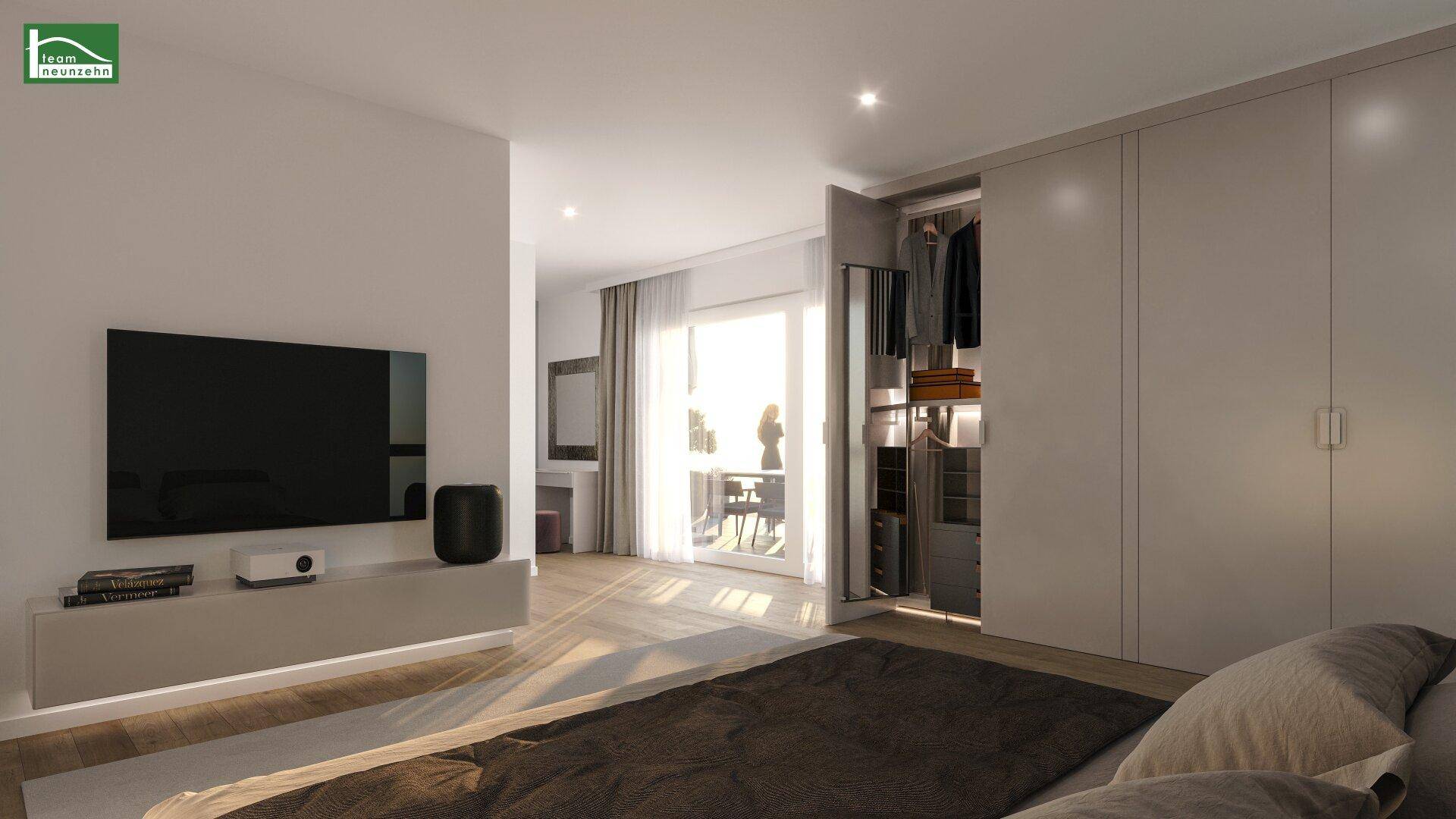 Modernes Schlafzimmer mit Einbauschränken, TV-Bereich und Zugang zu einem Balkon.
