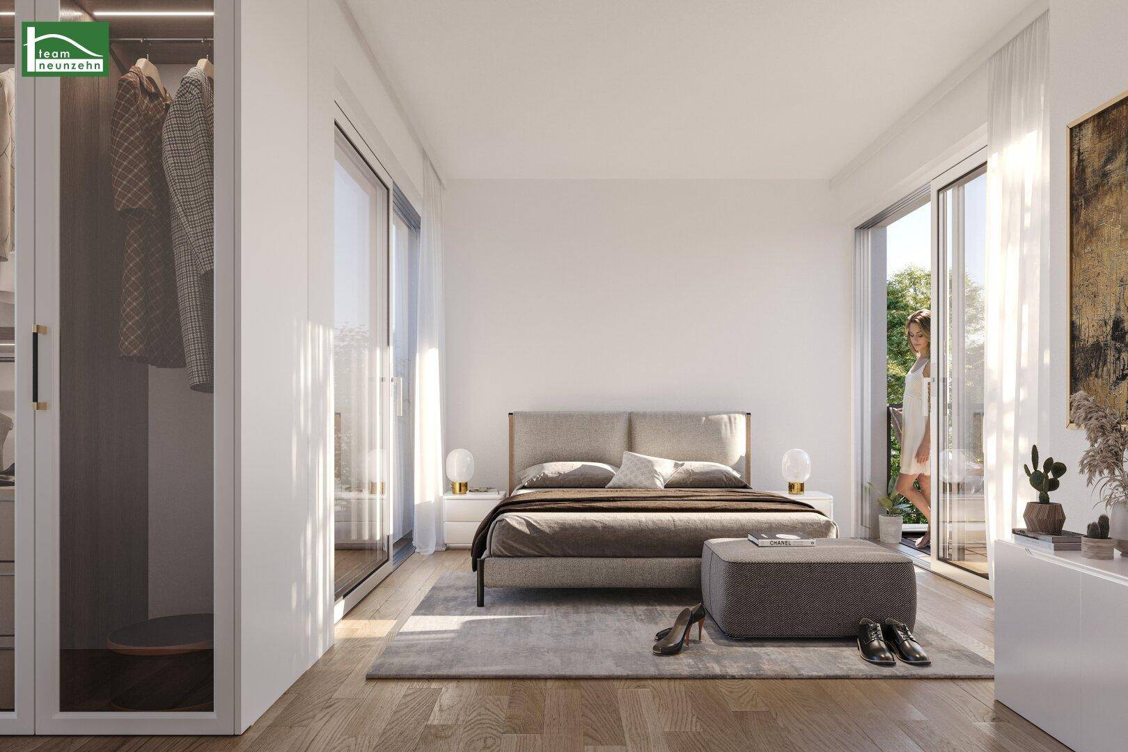Helles Schlafzimmer mit modernem Bett, Einbauschrank und Zugang zu einem sonnigen Balkon.