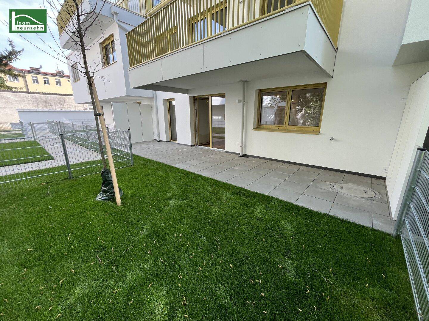Erdgeschosswohnung mit großer gepflasterter Terrasse und eigenem Gartenbereich.