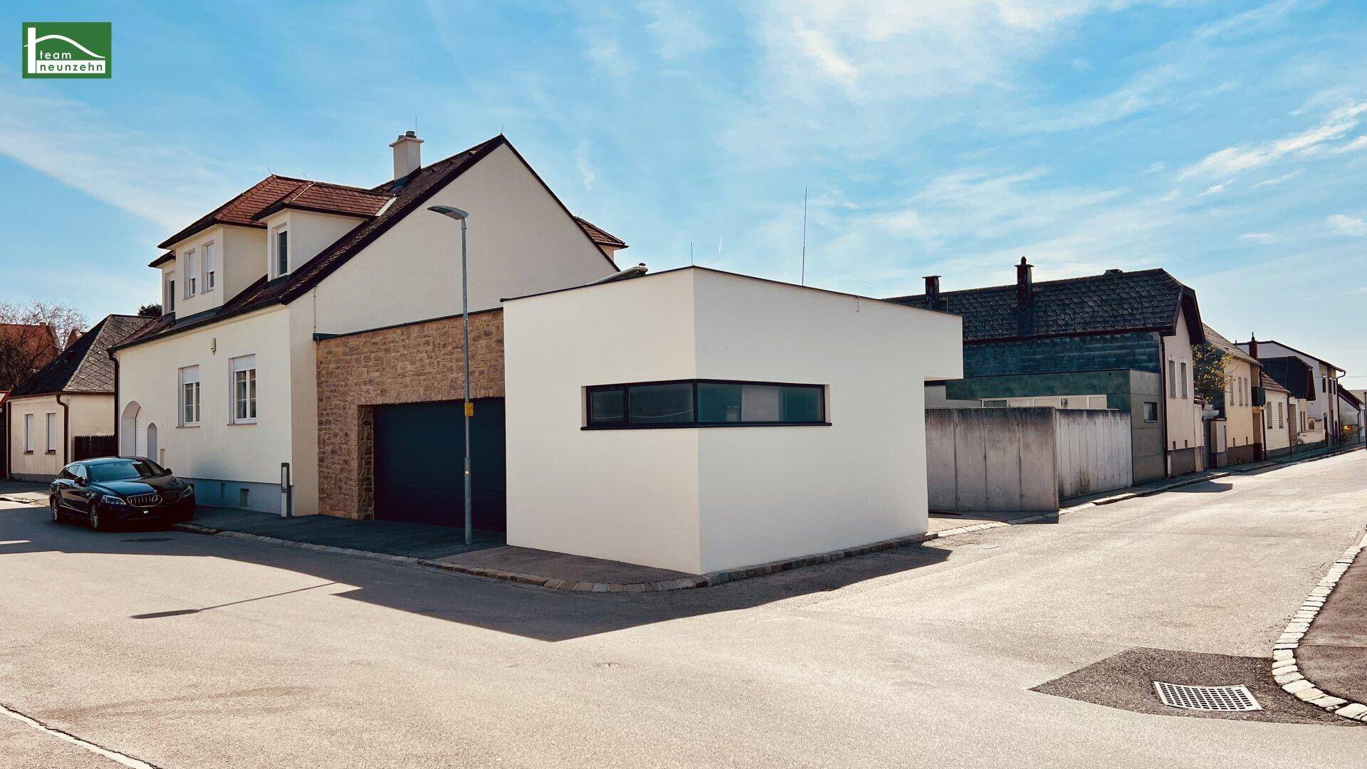 Ansicht des Hauses von der Straße mit moderner Erweiterung und Garage.