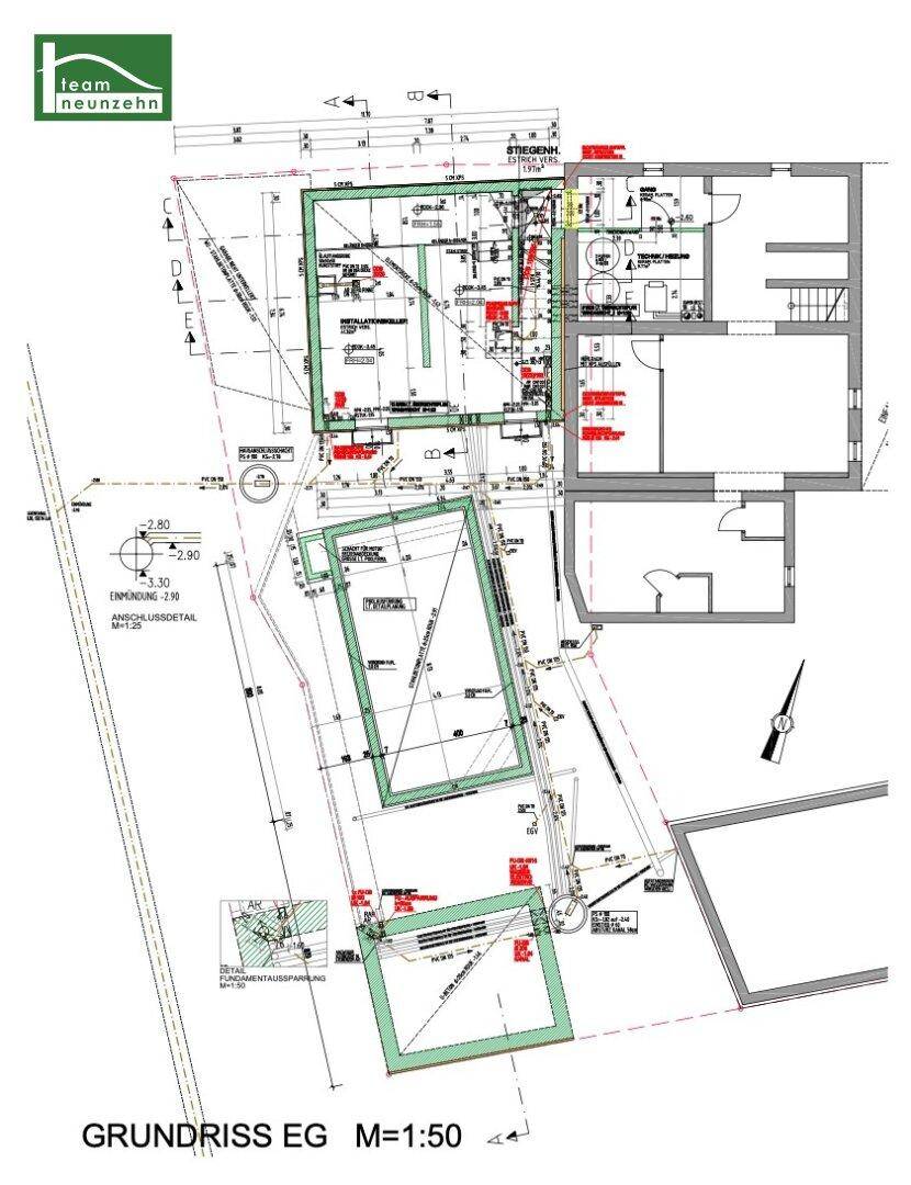 Lageplan und Grundriss des Erdgeschosses mit Gebäudestruktur und Außenanlagen inklusive Pool.