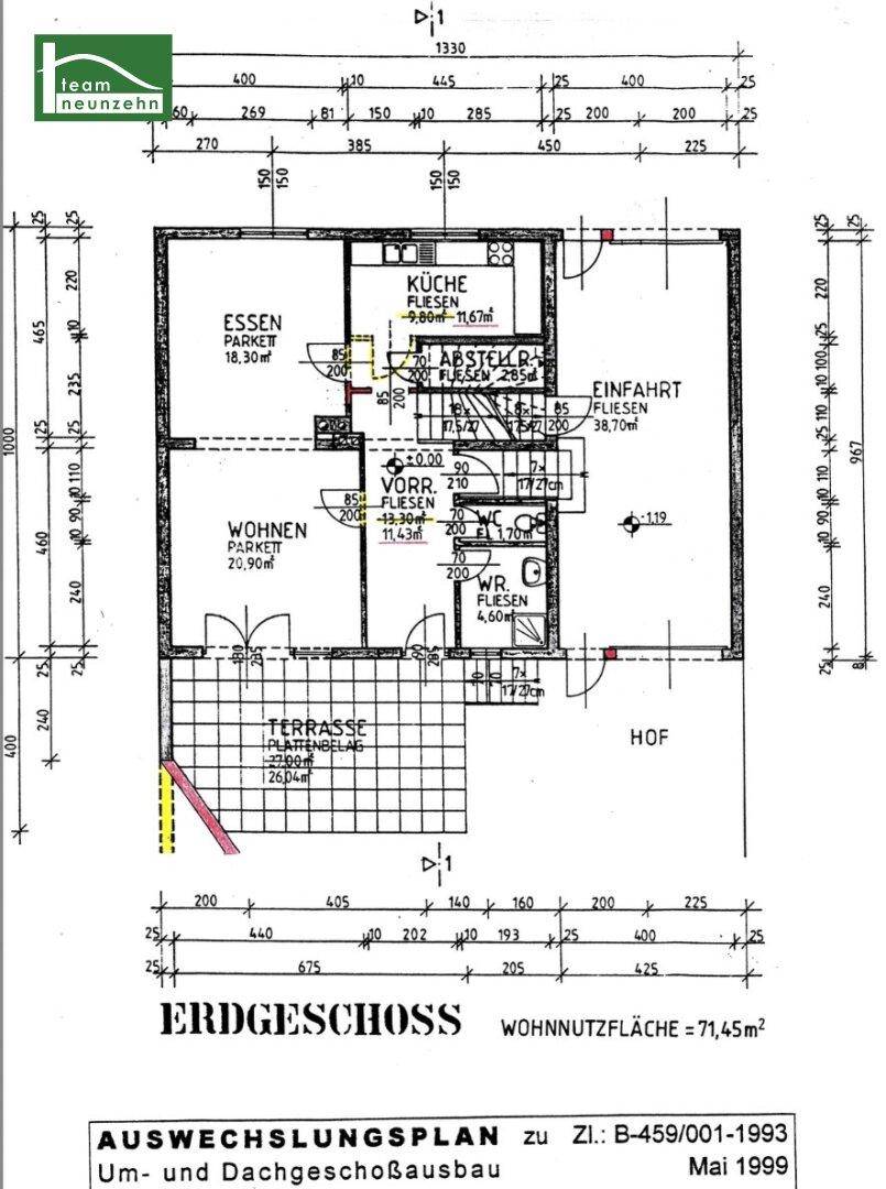 Grundriss des Erdgeschosses mit offenem Wohnbereich, Küche, Esszimmer und großer Terrasse.