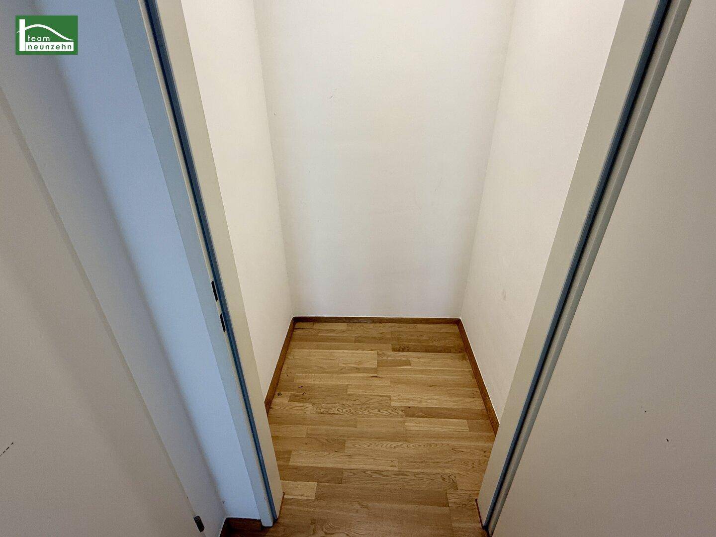 Praktischer Abstellraum mit Holzboden, ideal für zusätzlichen Stauraum im Apartment.