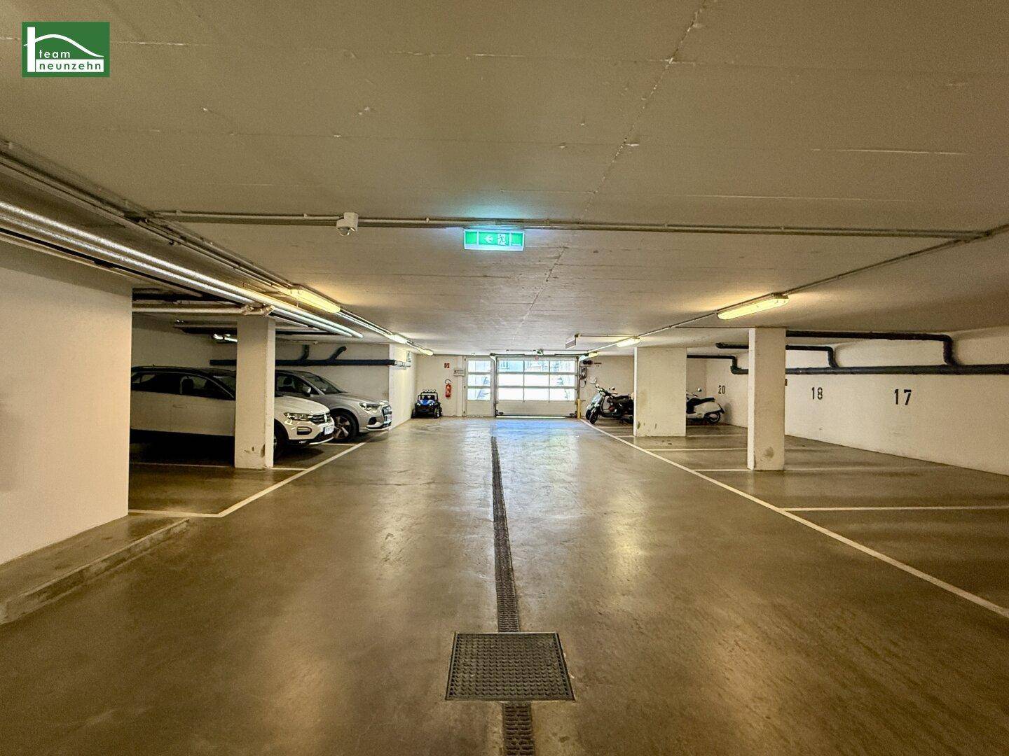 Geräumige Tiefgarage mit mehreren Stellplätzen und guter Beleuchtung.