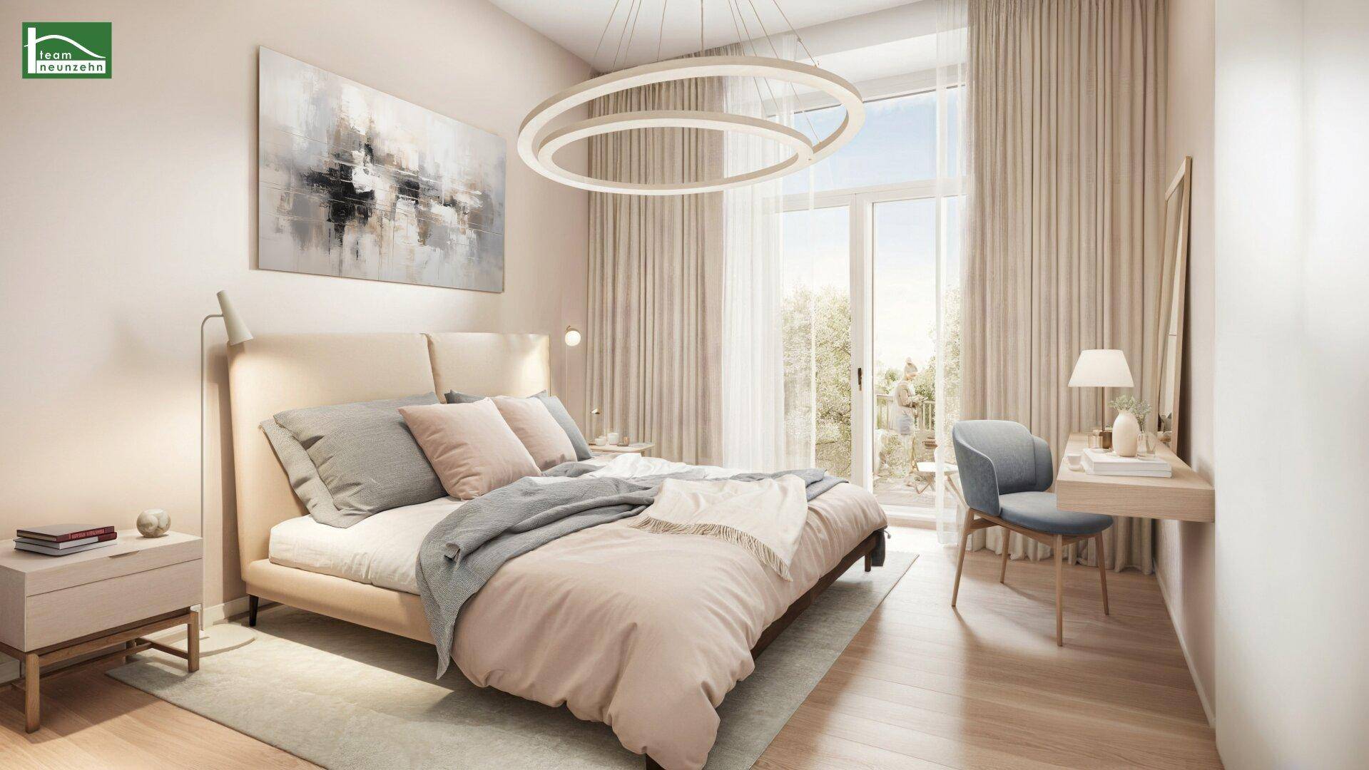 Helles, modernes Schlafzimmer mit großem Bett, hellem Holzboden und Zugang zu einem Balkon oder einer Terrasse.