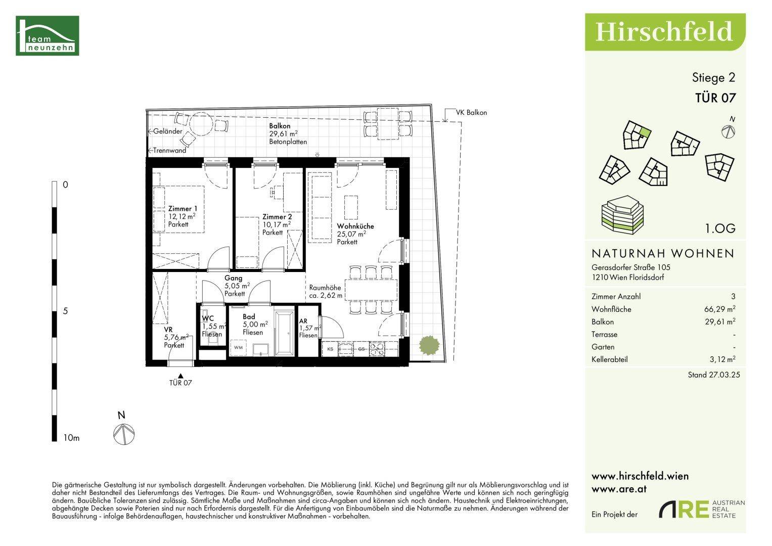 Detaillierter Grundriss der Wohnung Tür 07 im 1. Obergeschoss mit Balkon und drei Zimmern.