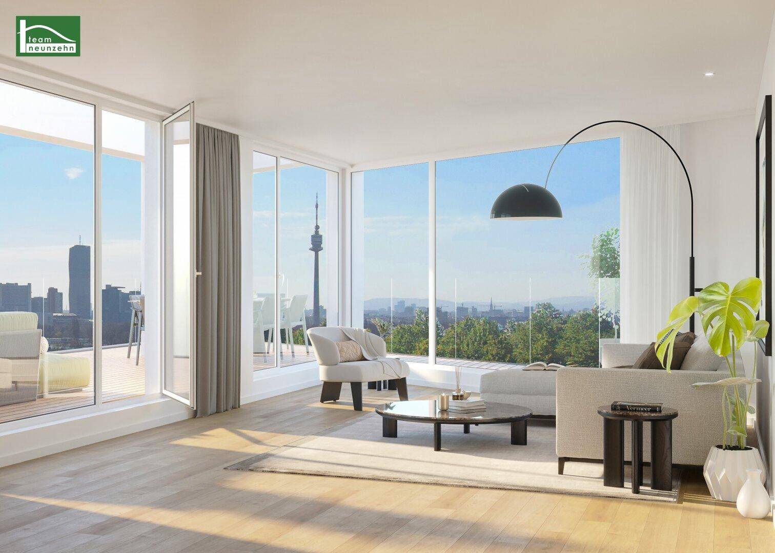 Helles Wohnzimmer mit großen Fenstern, Holzboden und Panoramablick auf die Stadt und den Donauturm.