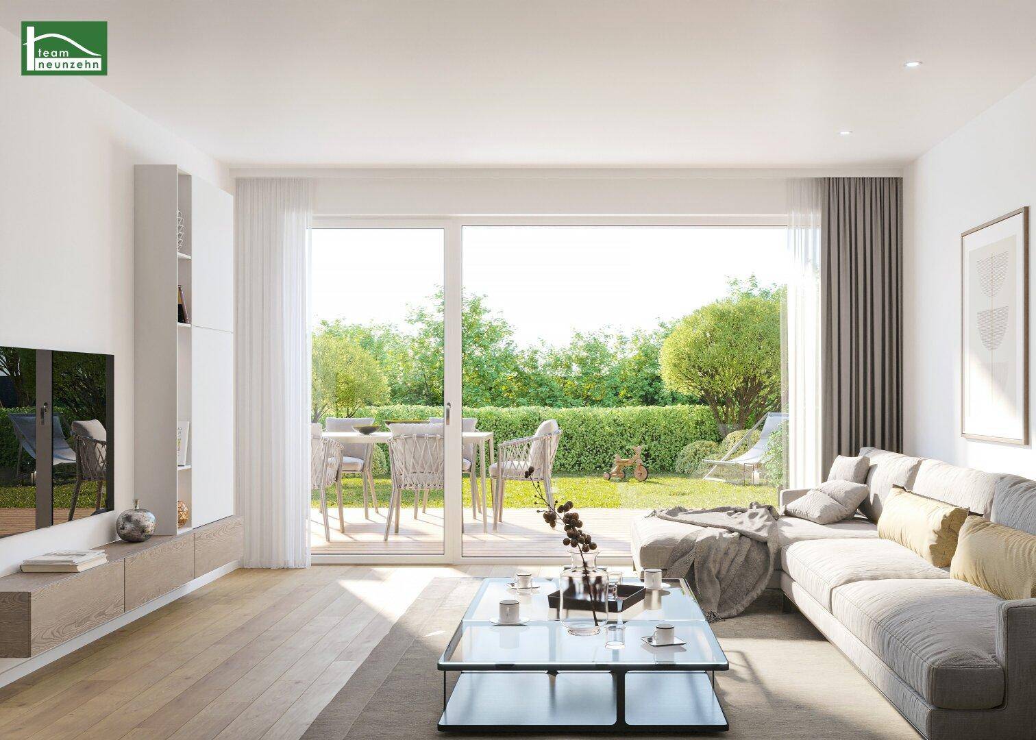 Helles Wohnzimmer mit Zugang zu einer Terrasse und einem privaten Gartenbereich.