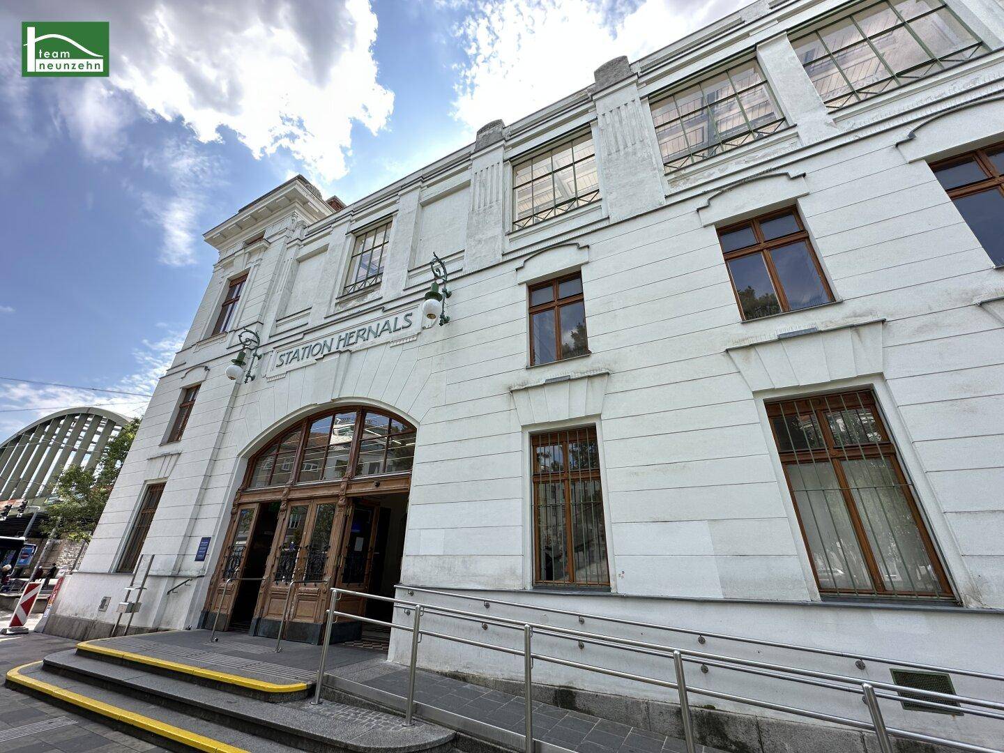 Historisches Gebäude der Station Hernals mit markanter Architektur und großen Fenstern.