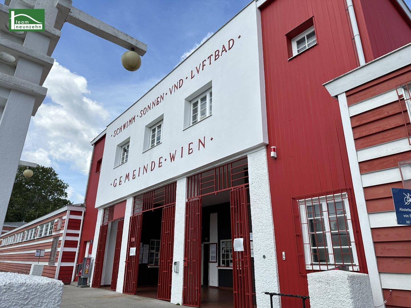 Rotes und weißes Gebäude des Schwimm-Sonnen- und Luftbades der Gemeinde Wien.