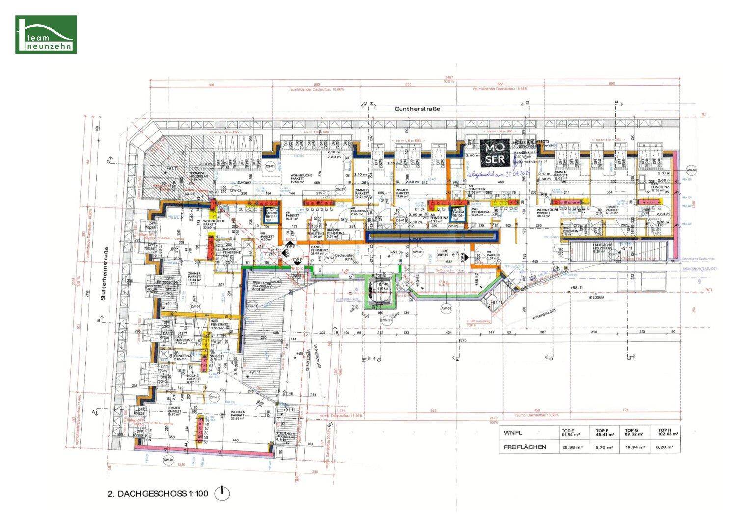Übersichtlicher Grundriss des zweiten Dachgeschosses mit verschiedenen Wohnungsgrößen, Balkonzugängen und Aufzug.